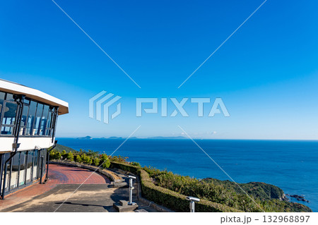 三重県鳥羽市　朝のパールロード鳥羽展望台にある海女のテラスと展望デッキ 132968897