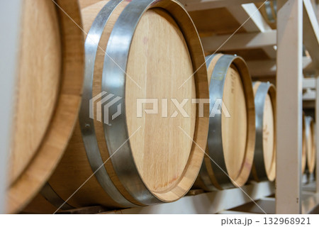 ワイン樽が並ぶ熟成庫　ワイナリーの貯蔵室内風景 132968921