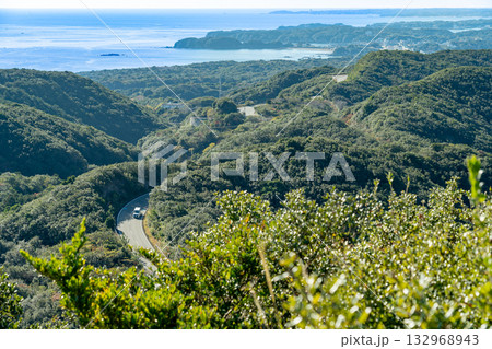 三重県鳥羽市　パールロード鳥羽展望台からすぐ近くの箱田山園地からのパールロードの眺め 132968943