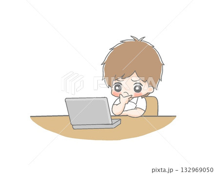 パソコンの前で考える男子学生 132969050