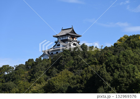 秋の青空と犬山城 132969376