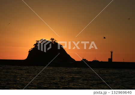 夕日に染まる漁港 夕日に染まる漁港 132969640