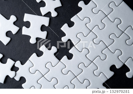 白いジグソーパズルの欠けたピースと黒い背景 132970281