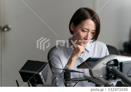 ドローンのメンテナンスをする女性 132971030
