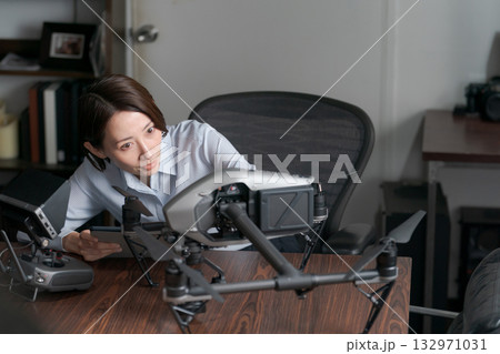 ドローンのメンテナンスをする女性 132971031