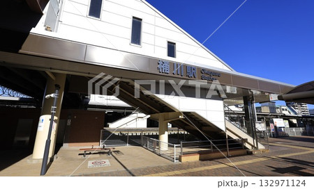 JR高崎線の桶川駅、西口から見た駅舎 132971124