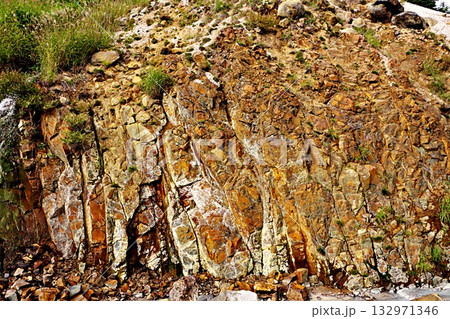 まるで芸術作品のような空吹の岩肌が魅せる地層 132971346