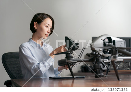 ドローンのメンテナンスをする女性 132971381
