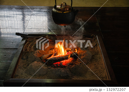 囲炉裏端と土間 132972207