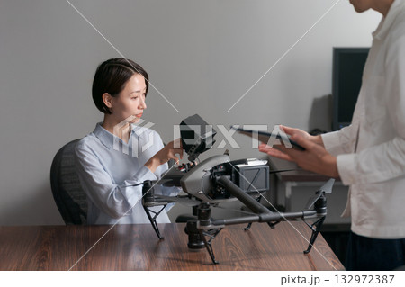 ドローンの操作説明を受ける女性 132972387