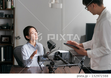 ドローンの操作説明を受ける女性 ドローンの操作説明を受ける女性 132972388