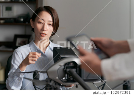 ドローンの操作説明を受ける女性 132972391