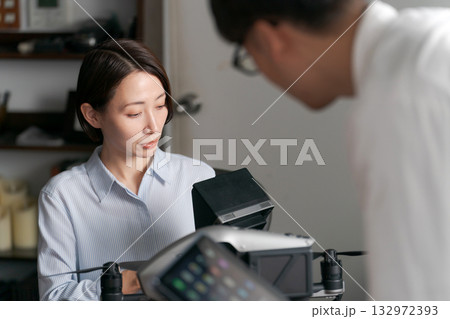 ドローンの操作説明を受ける女性 132972393