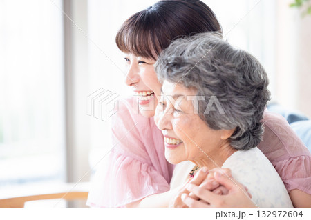 仲良しのおばあちゃんと孫 仲良しのおばあちゃんと孫 132972604