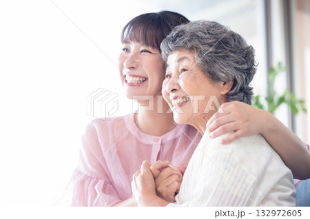 仲良しのおばあちゃんと孫 仲良しのおばあちゃんと孫 132972605