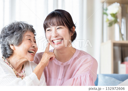 仲良しのおばあちゃんと孫 仲良しのおばあちゃんと孫 132972606