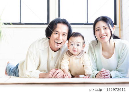 赤ちゃんと両親 赤ちゃんと両親 132972611