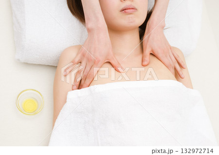 上半身のマッサージ 132972714