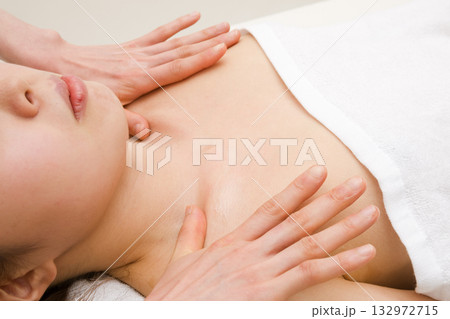 上半身のマッサージ 上半身のマッサージ 132972715