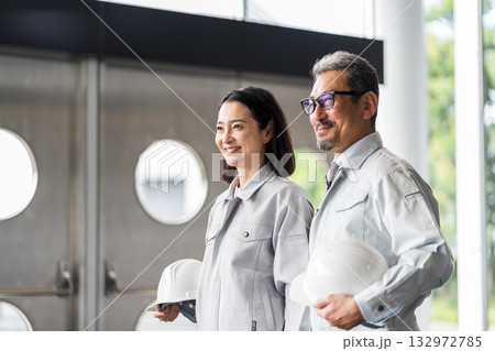 現場監督のミドル・シニアの男女。 132972785