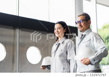 現場監督のミドル・シニアの男女。 132972787
