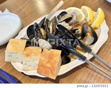 ムール貝とアサリのオイル焼き ムール貝とアサリのオイル焼き 132972911