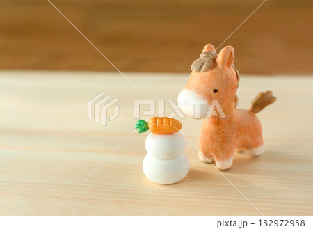 馬と鏡もちの年賀状・横・文字なし 132972938