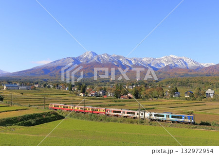 紅葉の妙高はねうまラインと初冠雪した妙高山 132972954