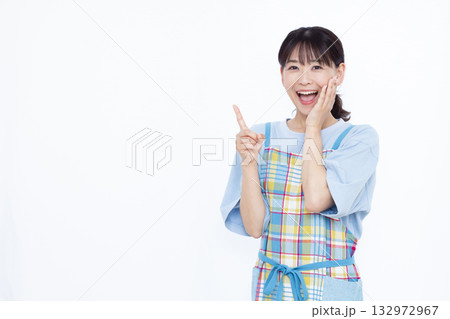 人差し指を立てて驚いている主婦 132972967