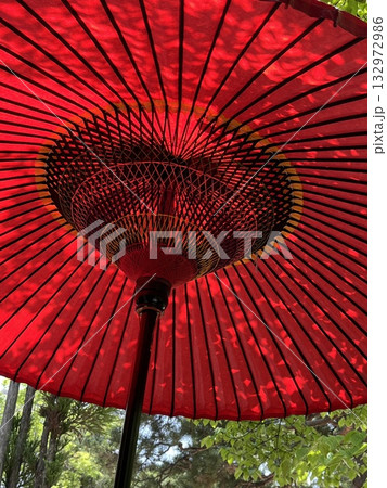 赤い赤い番傘 132972986