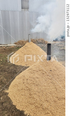もみ殻燻炭（もみがらくんたん）の作り方 132973112