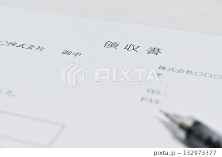 領収書と文房具のシンプルな構図 132973377