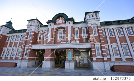 JR高崎線の深谷駅、東京駅を模したデザインで建設されたれんが造りのように見える駅舎 132973379