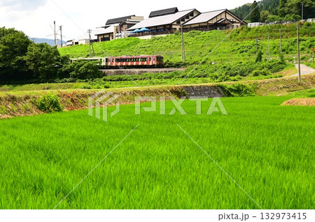 道の駅 遠野風の丘付近の水田地帯から見える釜石線 132973415