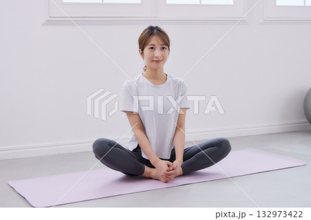 パーソナルトレーナーにトレーニングを受ける若い女性 パーソナルトレーナーにトレーニングを受ける若い女性 132973422