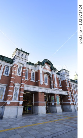 JR高崎線の深谷駅、東京駅を模したデザインで建設されたれんが造りのように見える駅舎 132973424