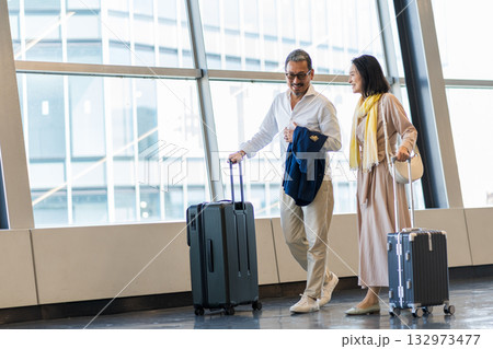 旅行をするミドル・シニアの男女。 132973477