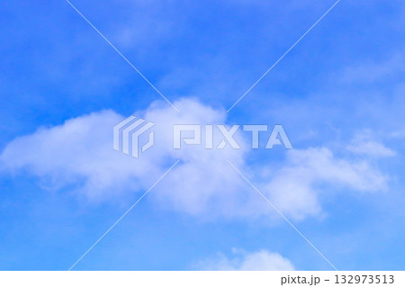 青空と白い雲・背景素材 青空と白い雲・背景素材 132973513