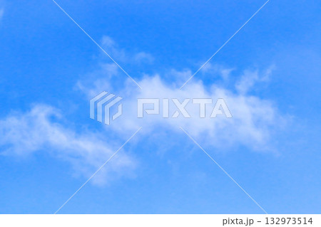 青空と白い雲・背景素材 132973514