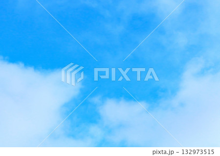 青空と白い雲・背景素材 132973515