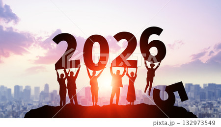 2026年の新年号を掲げる人々　ビジネス向け2026年新年イメージ　令和8年年賀状素材 132973549