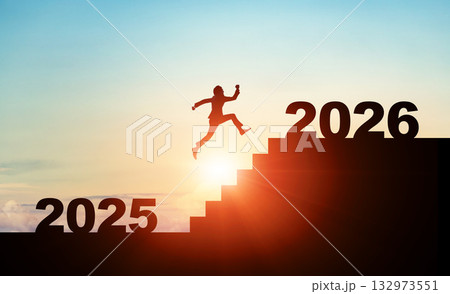 階段を駆け上がる人物　ビジネス向け2026年新年イメージ　令和8年年賀状素材 132973551