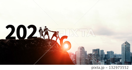 2026年へ年号を更新する人々　ビジネス向け2026年新年イメージ　令和8年年賀状素材 132973552