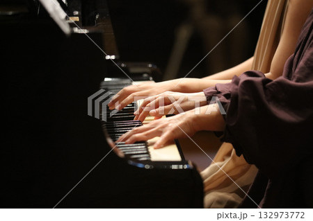 ピアノを弾く女性 132973772