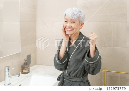 洗面所にいるシニア女性(美容・スキンケア) 洗面所にいるシニア女性(美容・スキンケア) 132973779