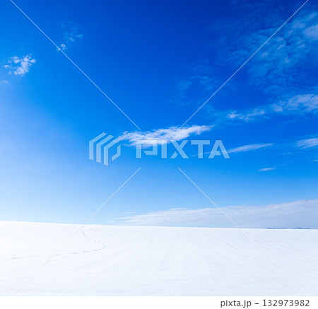 青空と雲と雪原とシンプルな冬の北海道の風景 青空と雲と雪原とシンプルな冬の北海道の風景 132973982