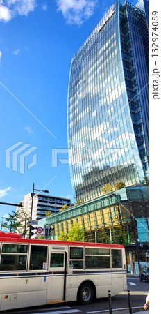 新潟交通のバスとメディアシップ 132974089