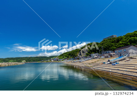 【秋田県塩浜漁港】自然に囲まれた静かな漁村の風景 132974234