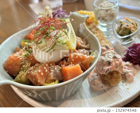 美味しそうなポキ丼 132974548