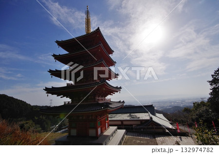 基山町　本福寺善法堂奥の院と五重塔 132974782